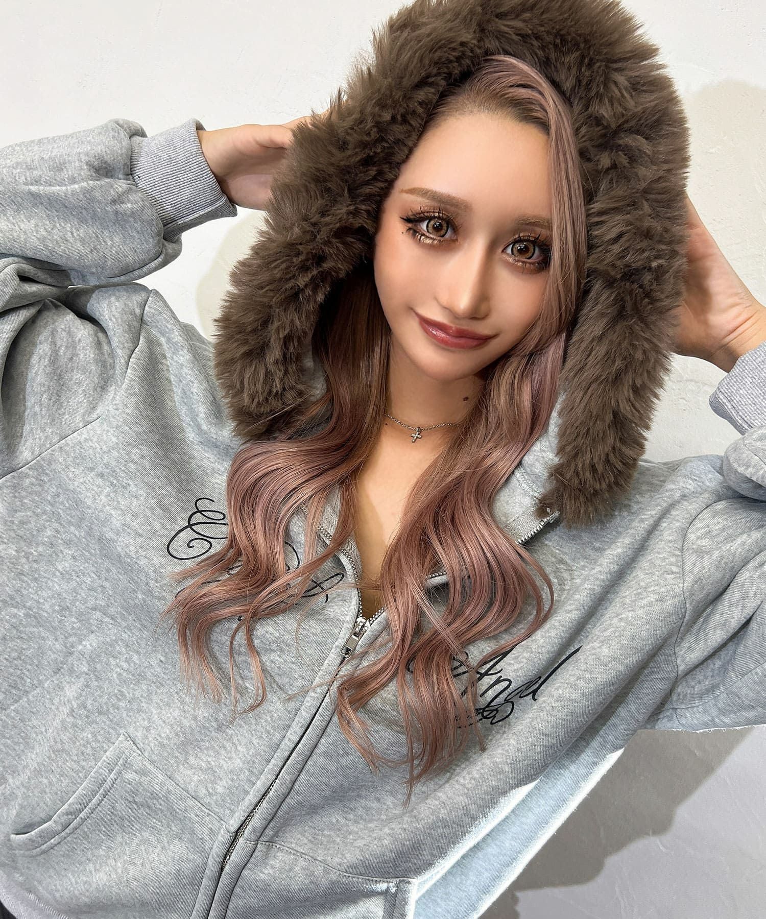 ファー付きロゴパーカー | レディースギャルファッション通販