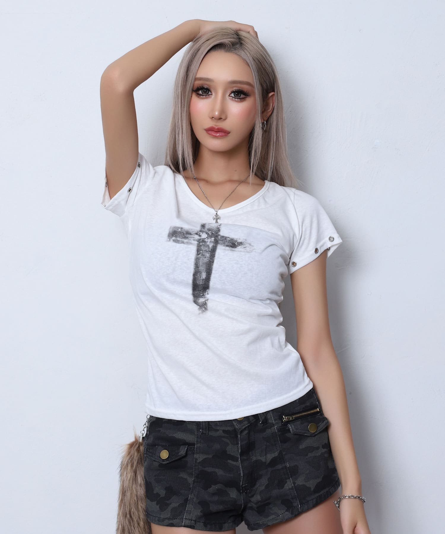 Sleeve eyelet cross print T