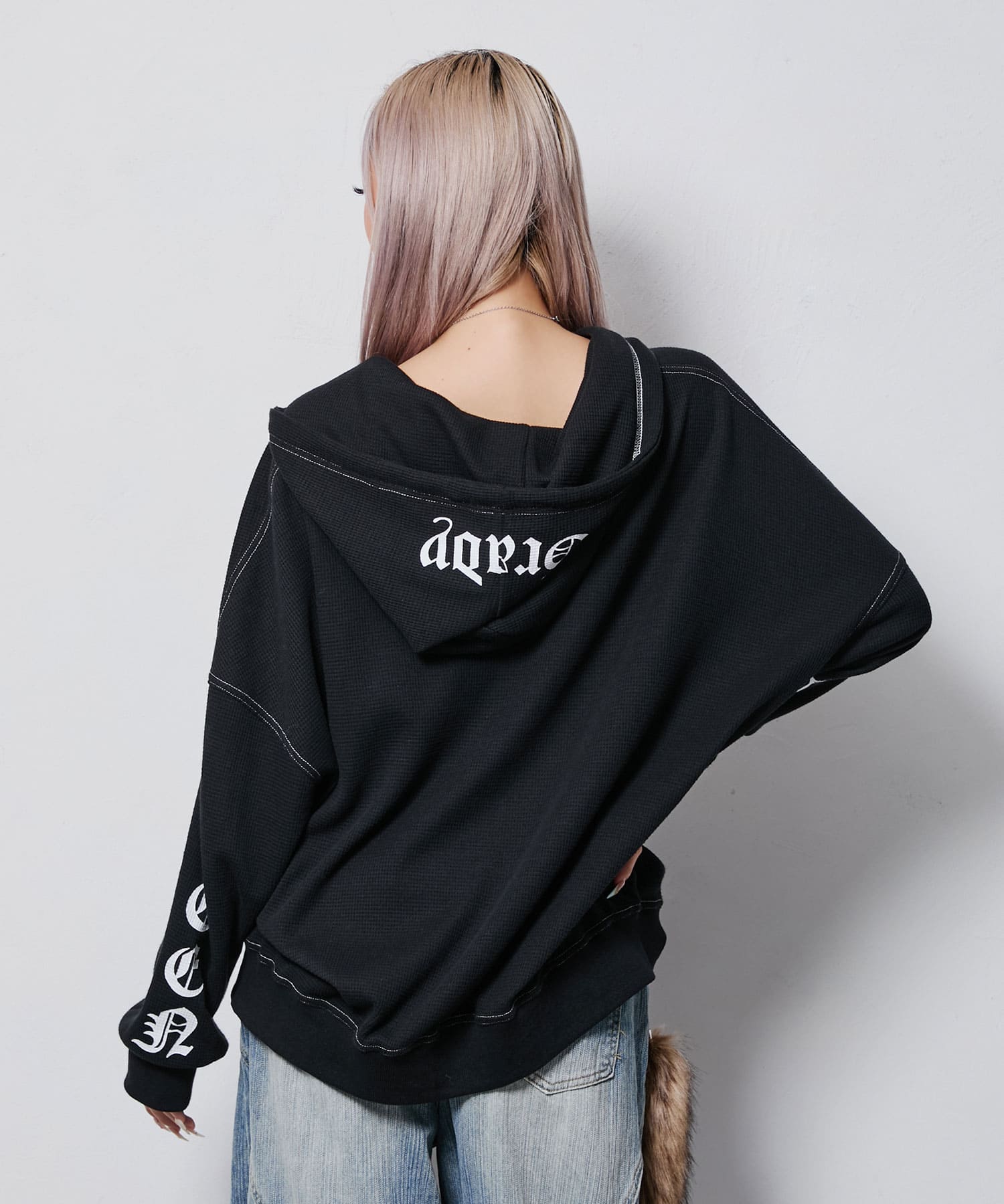 クロスプリント袖ロゴZIPパーカー | レディースギャルファッション通販